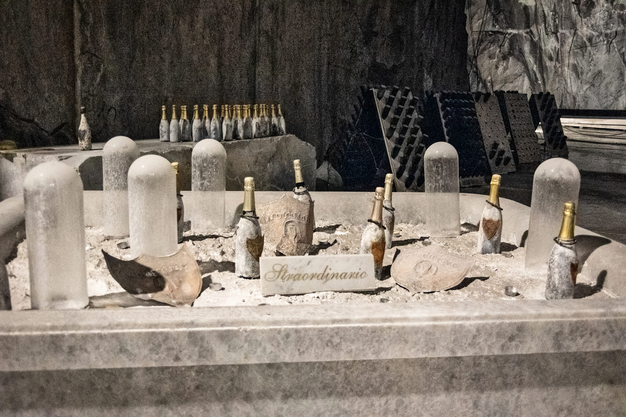 Bottiglie di spumante metodo classico Straordinario con marmettola nella cava di marmo di Carrara