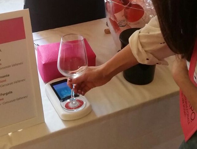il bicchiere intelligente, software che consente scambio di informazioni, tra winelover ed espositori