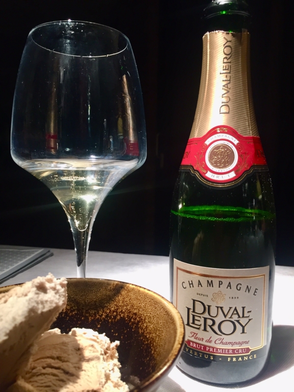 Champagne Duval Leroy, Fleur de Champagne, su tovaglia bianca, a fianco un calice con bollicine fine, numerosa e persistente e una ciotola con gelato al tiramisu