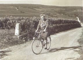 Madame Bollinger in bicicletta tra i suoi vigneti nella Champagne