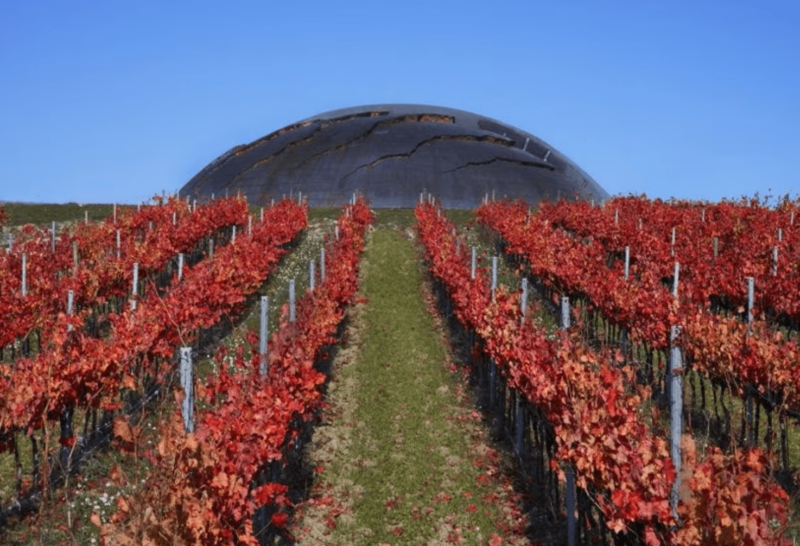 Il Carapace di Arnaldo Pomodoro in Umbria ricorda la tartaruga, simbolo di stabilità e longevità